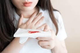 Ho ra máu là gì? Dấu hiệu, nguyên nhân, chẩn đoán và điều trị